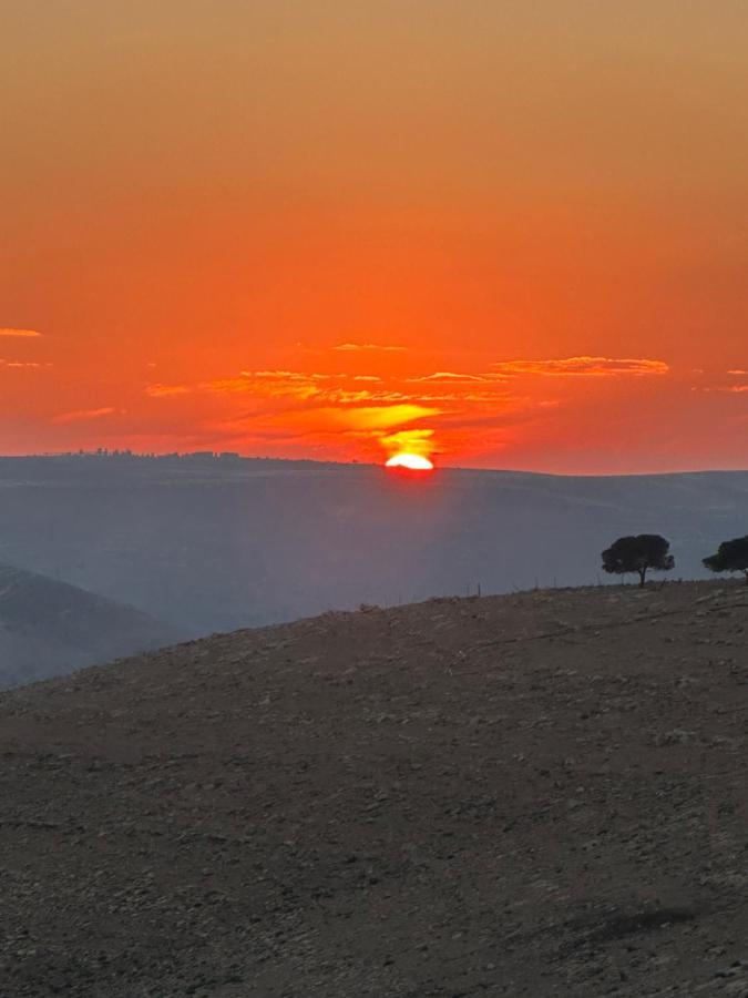 Hotel Wadi Al-Wala View Camp à Madaba Extérieur photo